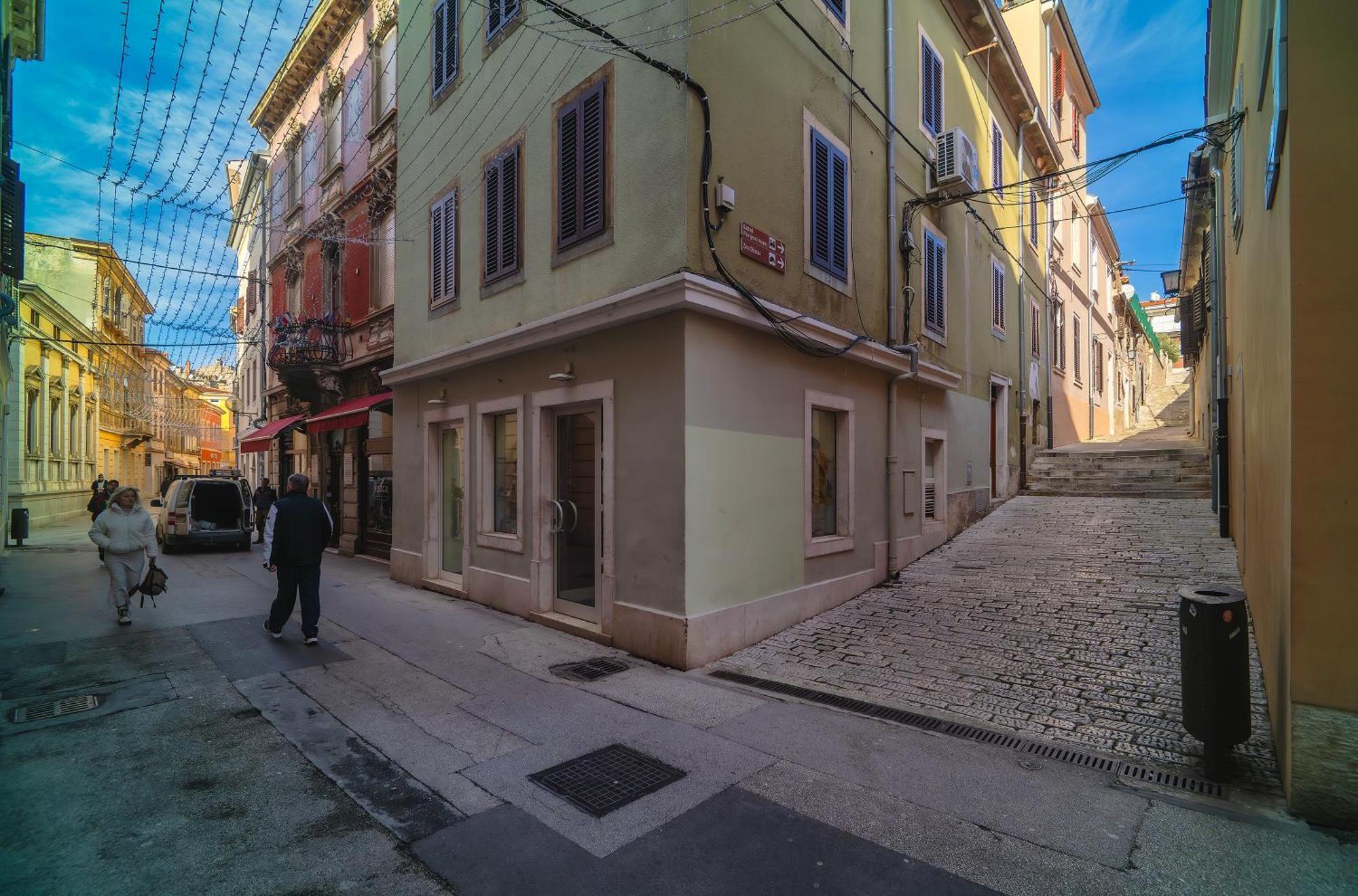 Arta Center - With Private Parking Appartamento Pola