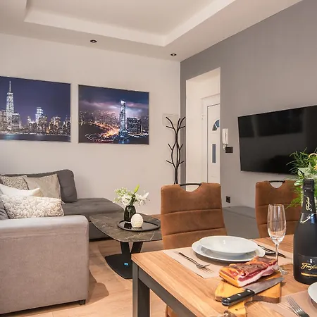 Arta Apartments City Center - With Private Parking Pula Room photo