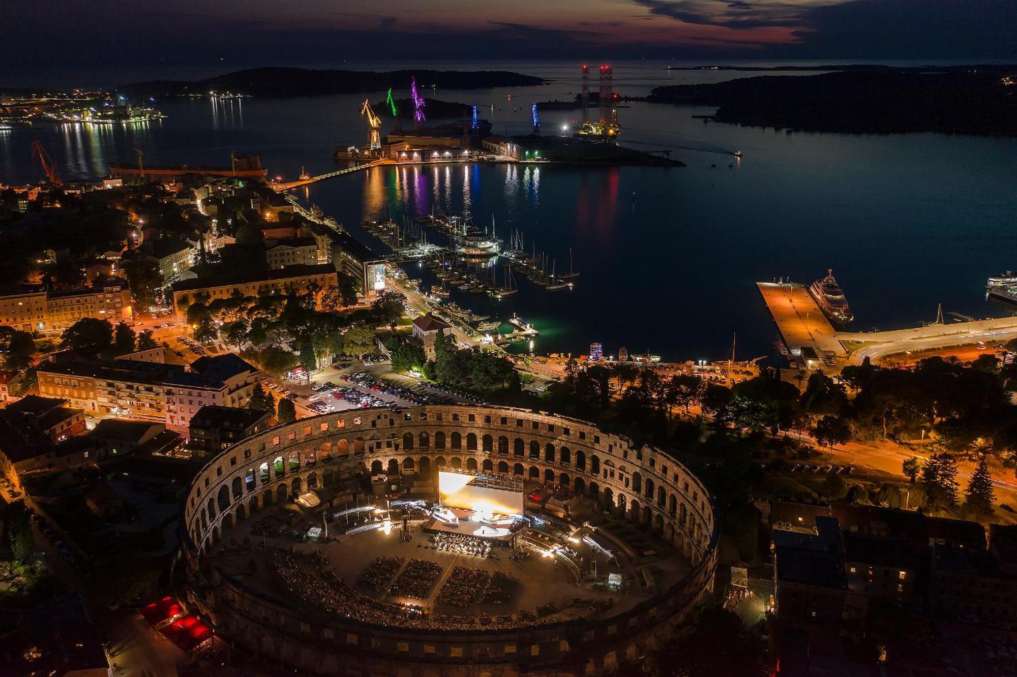 Apartment Arta Center - With Private Parking